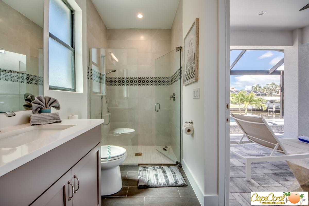 37-Guest-Suite-Pool-Bathroom